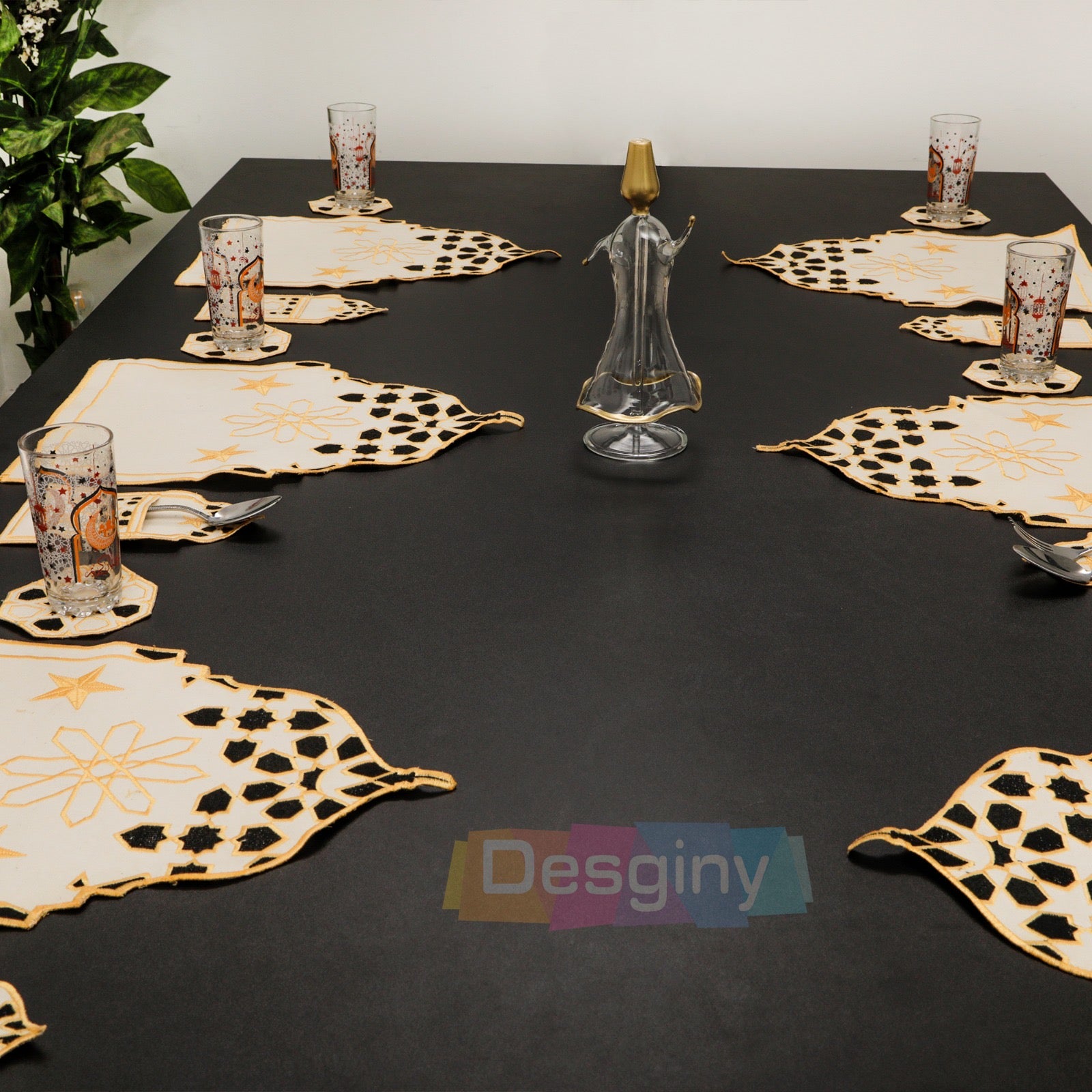 طقم سفرة مطرز بجلد مستورد بارز - Embroidered dining table set with raised imported leather