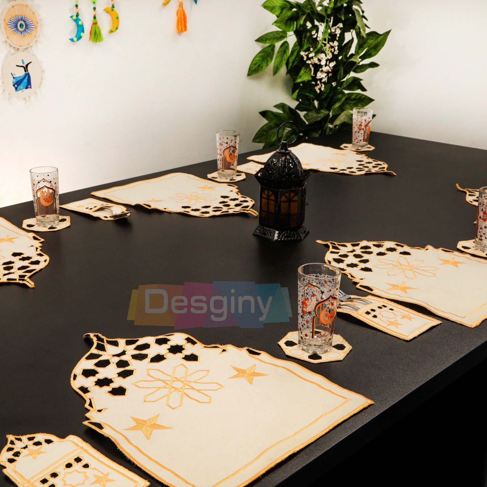 طقم سفرة مطرز بجلد مستورد بارز - Embroidered dining table set with raised imported leather