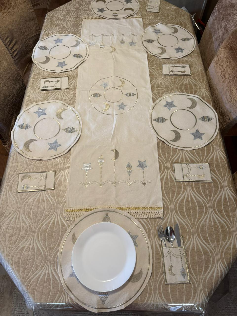 طقم سفرة مطرز بتصميم أنيق - Embroidered dining table set with an elegant design