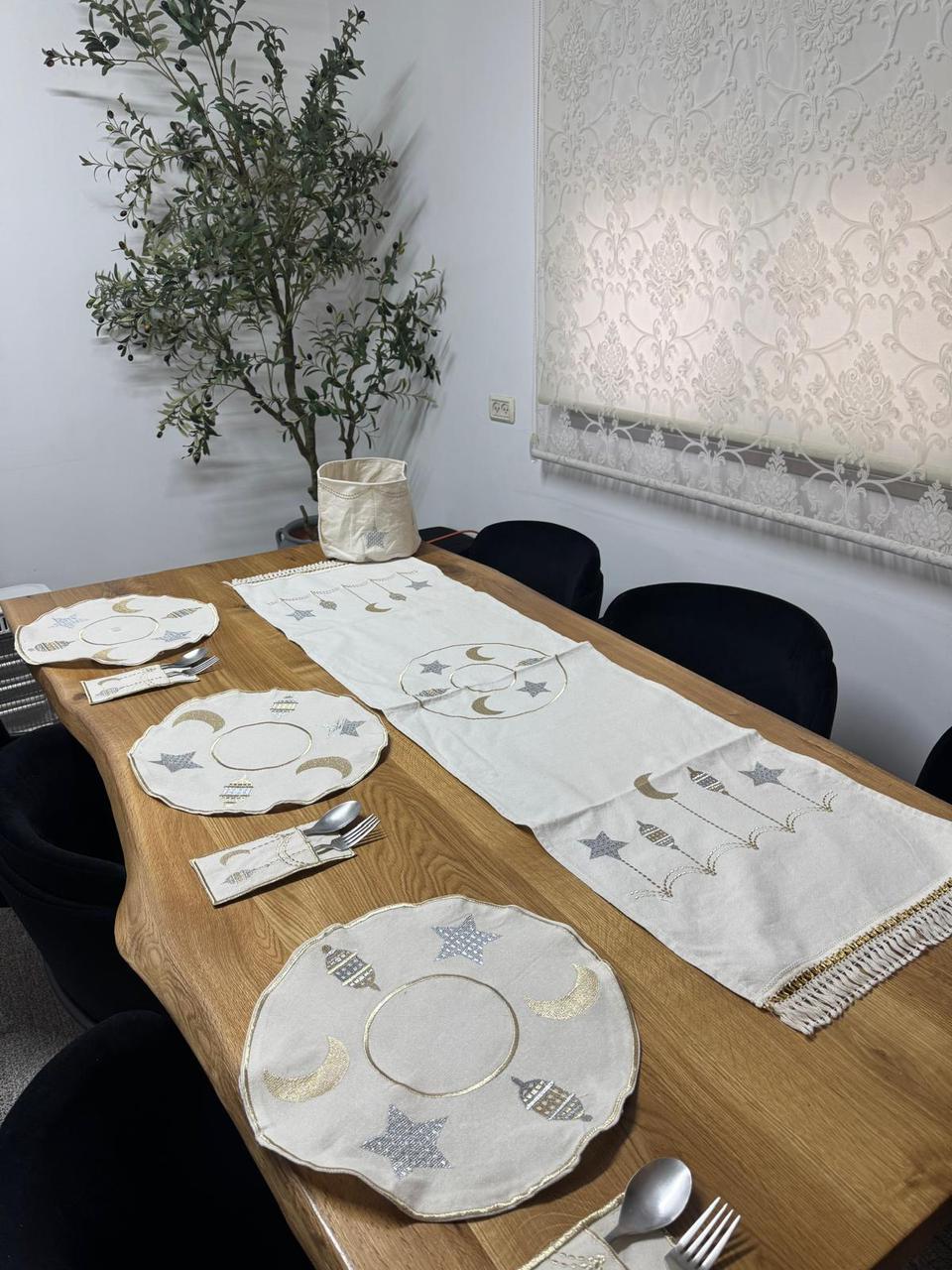 طقم سفرة مطرز بتصميم أنيق - Embroidered dining table set with an elegant design