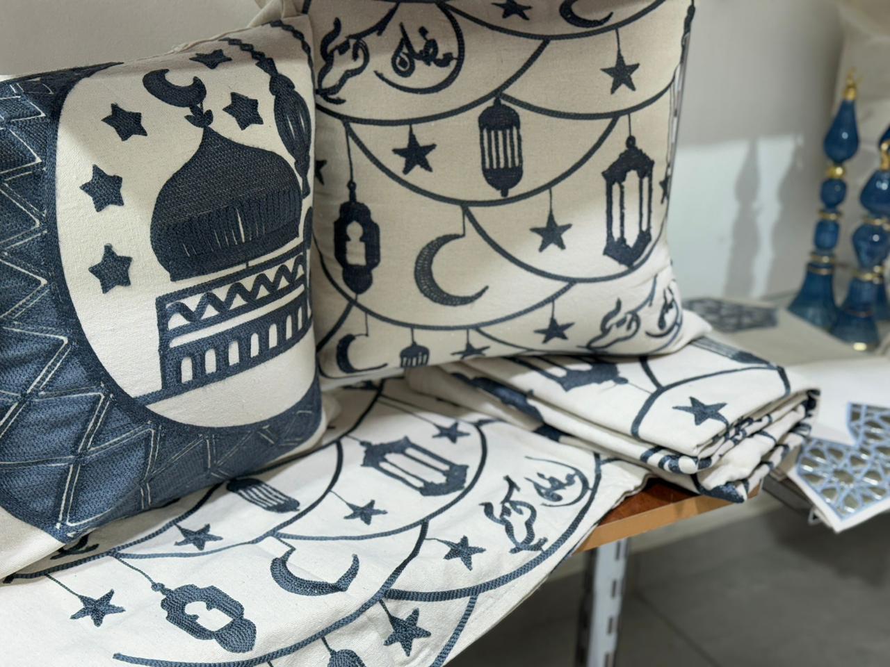طقم رانر و٢ كفر كوشن تطريز - Embroidered runner & 2 cushion cover set