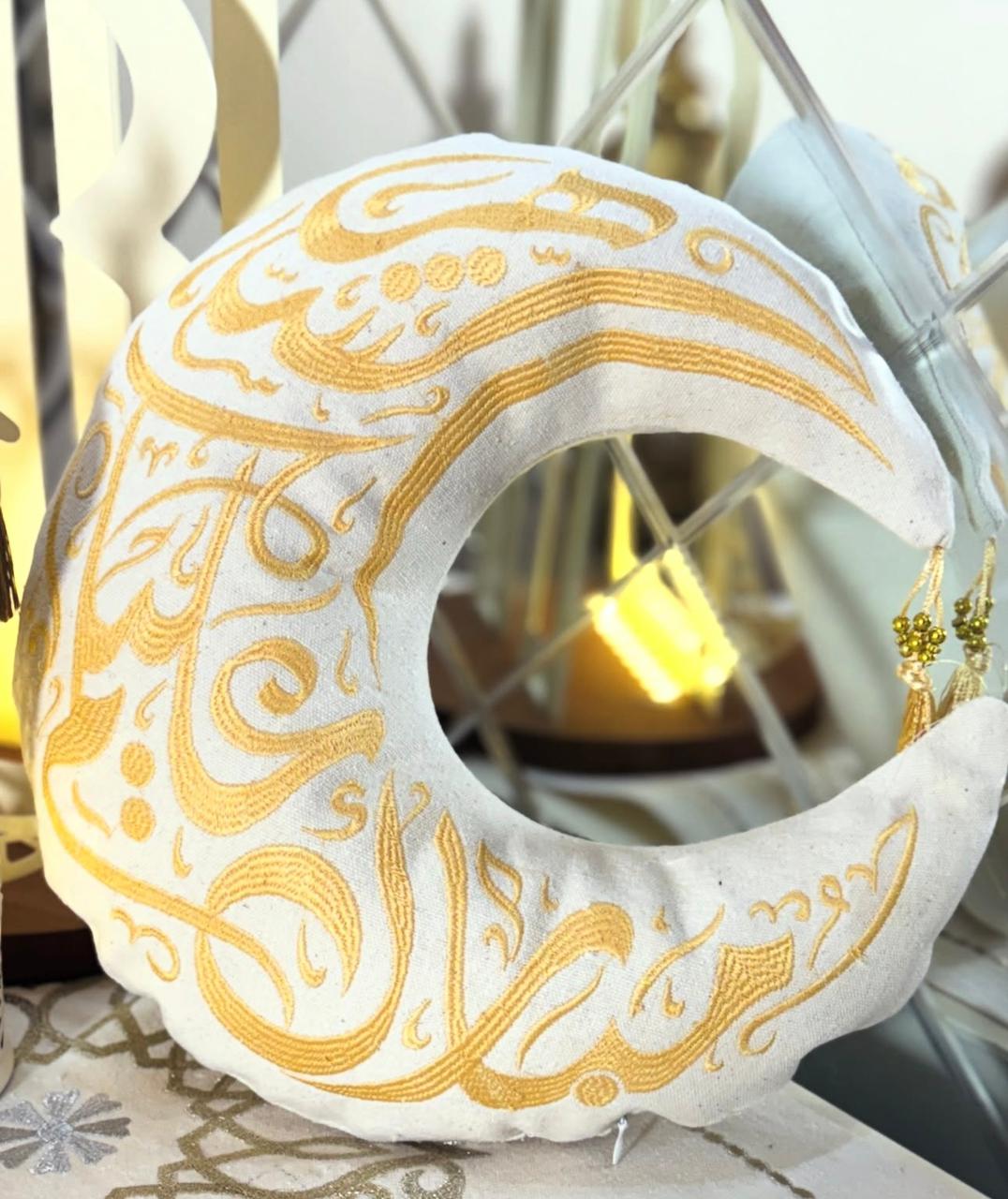 هلال تطريز - Embroidered crescent