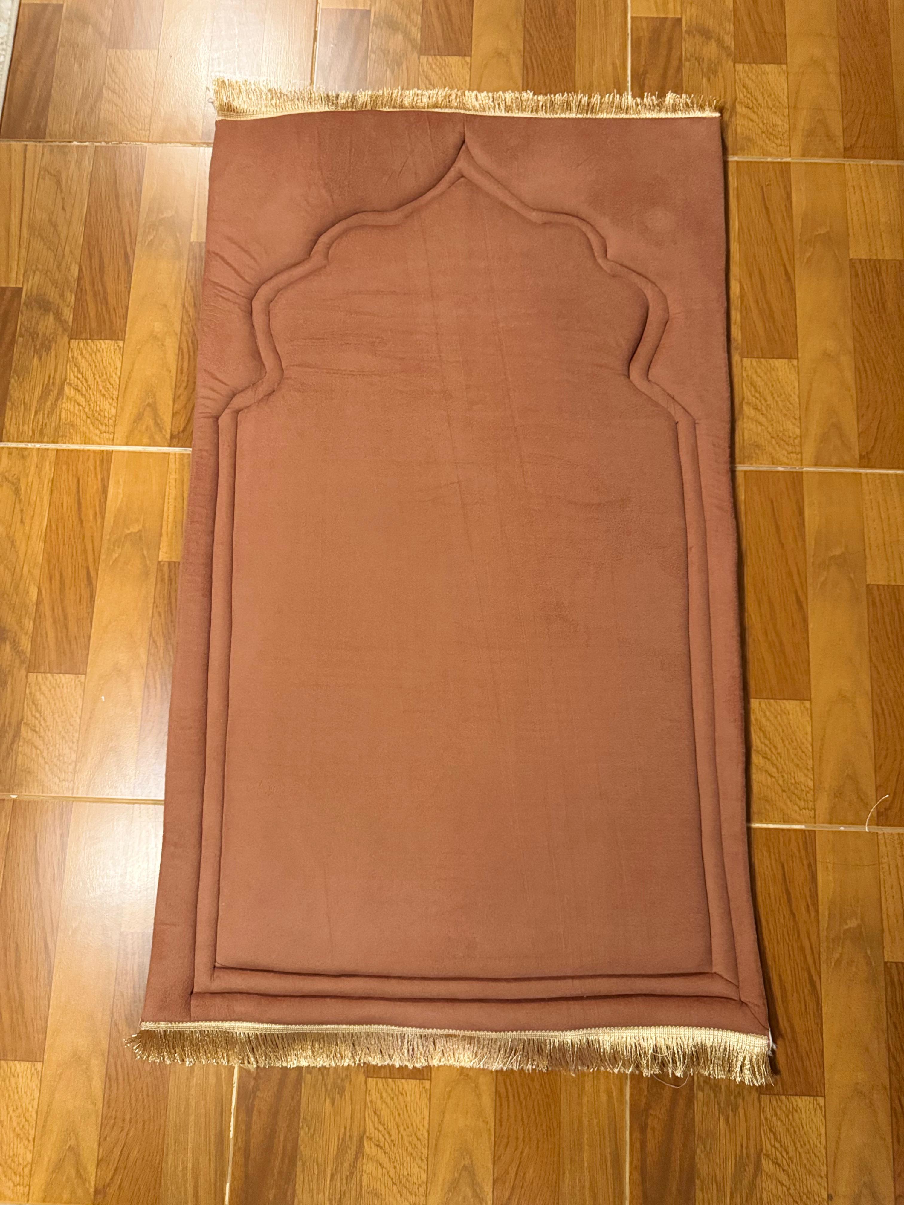 مصلية قطيفة مبطنة - Padded velvet prayer mat