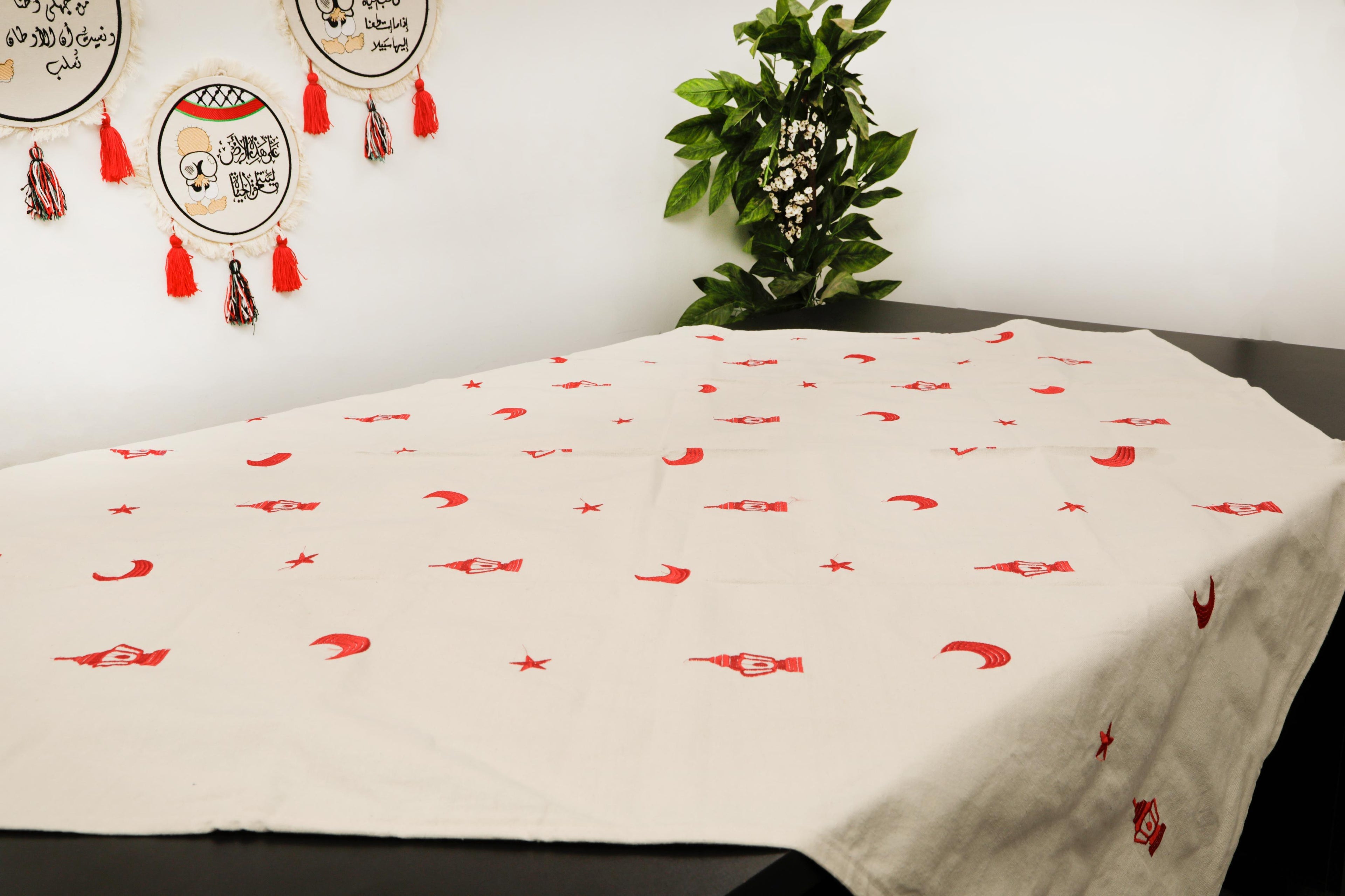 مفرش سفرة أو ليفيج وسط مطرز - Embroidered medium-sized dining tablecloth or table centerpiece