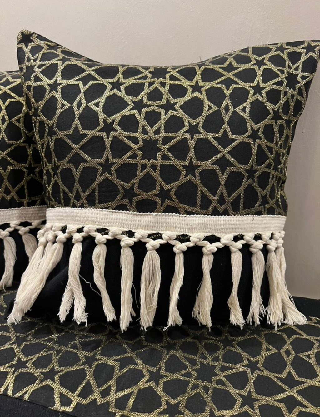 طقم رانر و٢ كفر كوشن تطريز - Embroidered runner & 2 cushion cover set