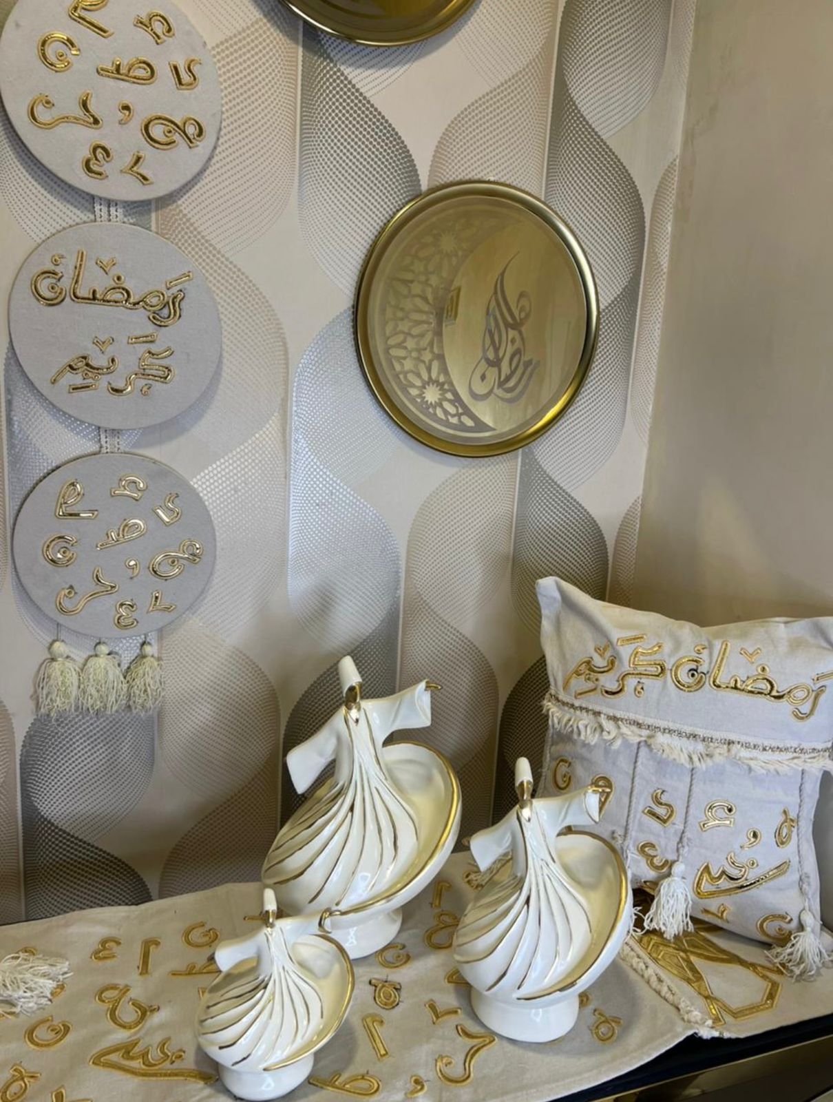 طقم رانر و٢ كفر كوشن تطريز - Embroidered runner & 2 cushion cover set