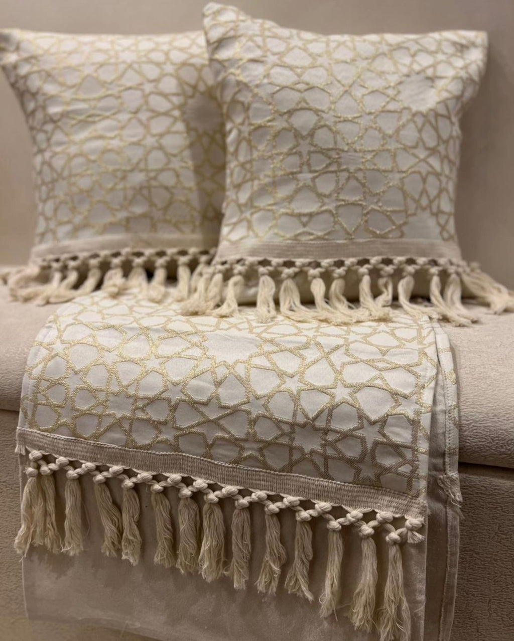طقم رانر و٢ كفر كوشن تطريز - Embroidered runner & 2 cushion cover set