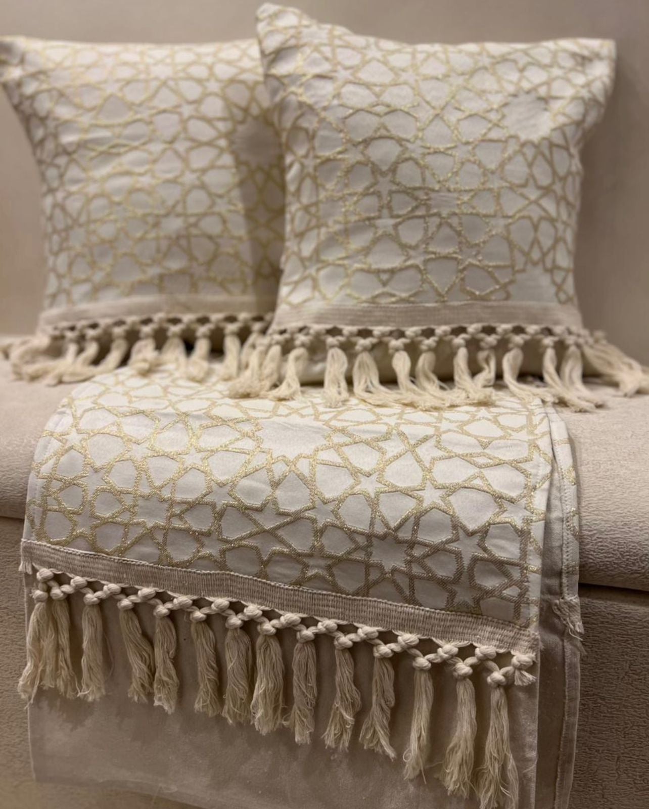 طقم رانر و٢ كفر كوشن تطريز - Embroidered runner & 2 cushion cover set