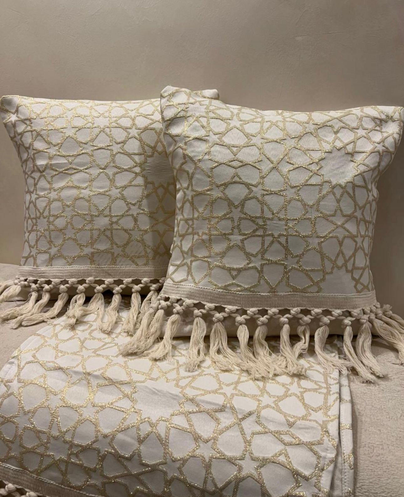 طقم رانر و٢ كفر كوشن تطريز - Embroidered runner & 2 cushion cover set