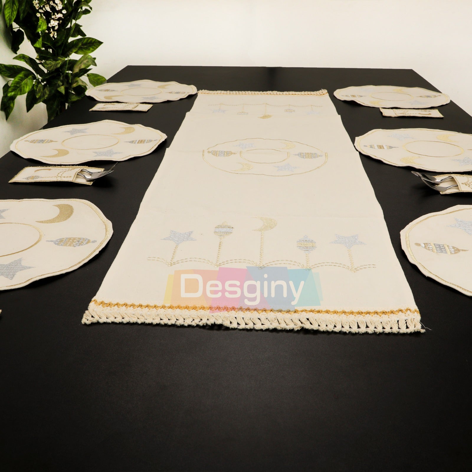 طقم سفرة مطرز بجلد مستورد بارز - Embroidered dining table set with raised imported leather