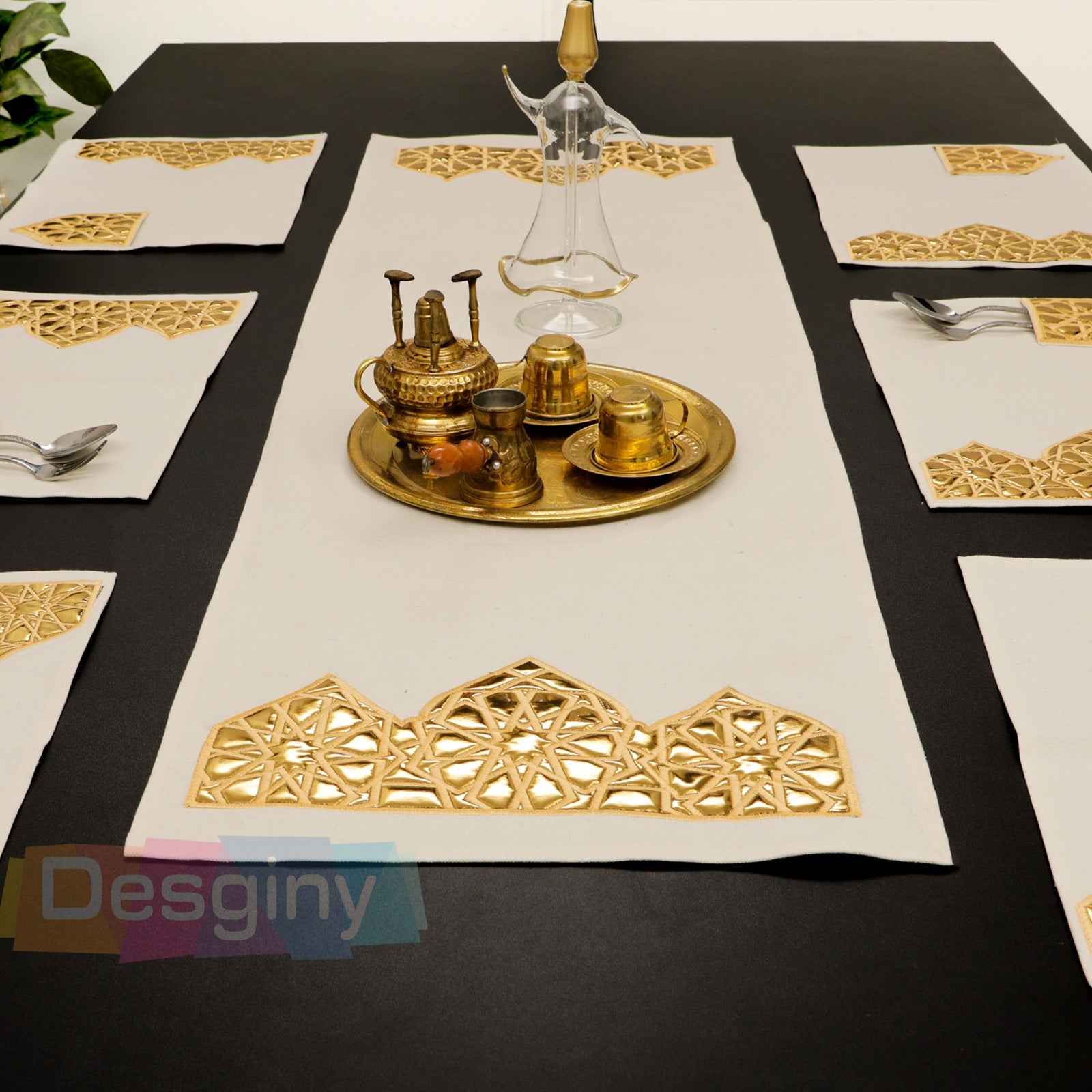 طقم سفرة مطرز بجلد مستورد بارز - Embroidered dining table set with raised imported leather