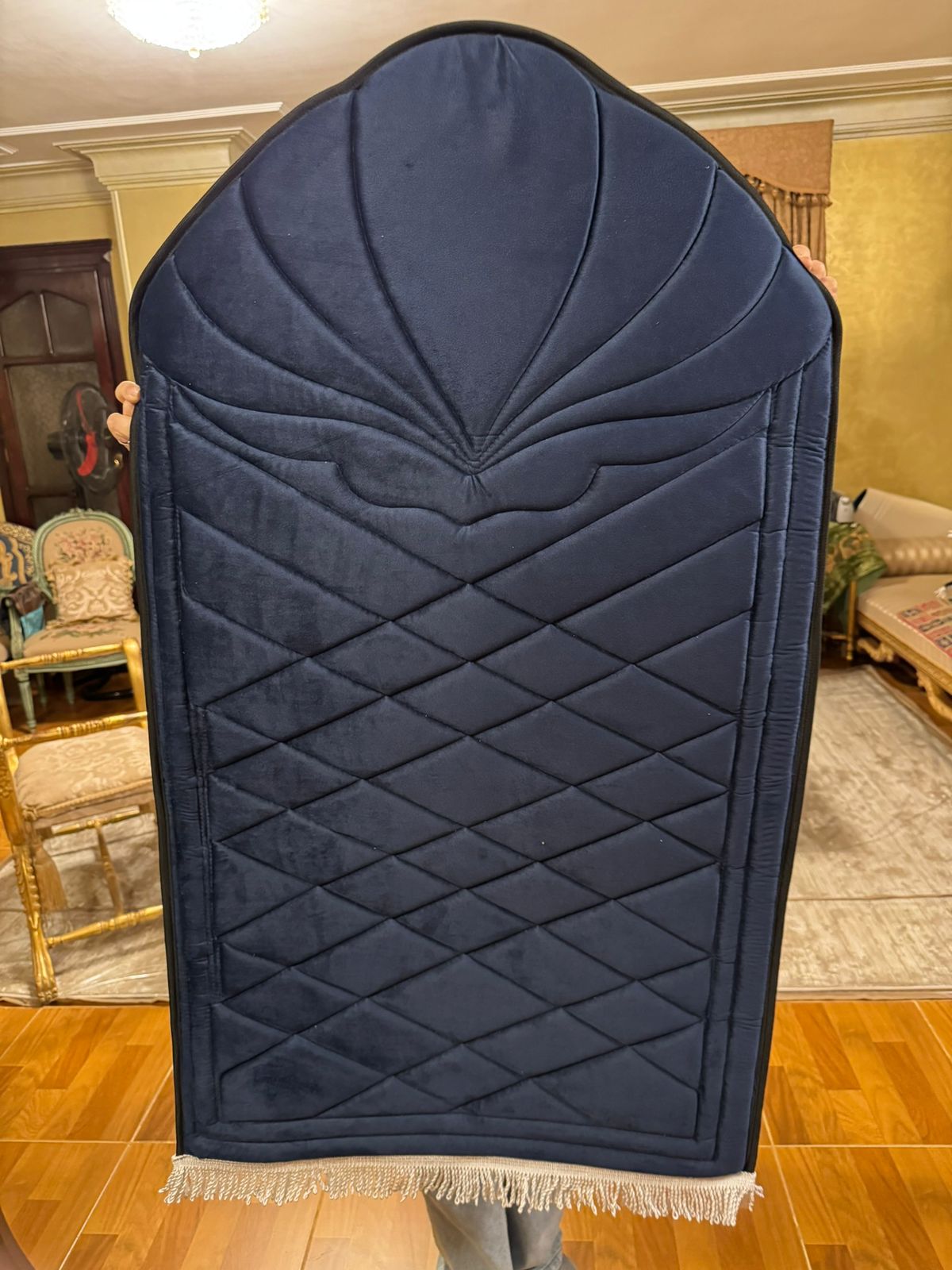 مصلية بشكل محراب - Prayer mat in mihrab shape