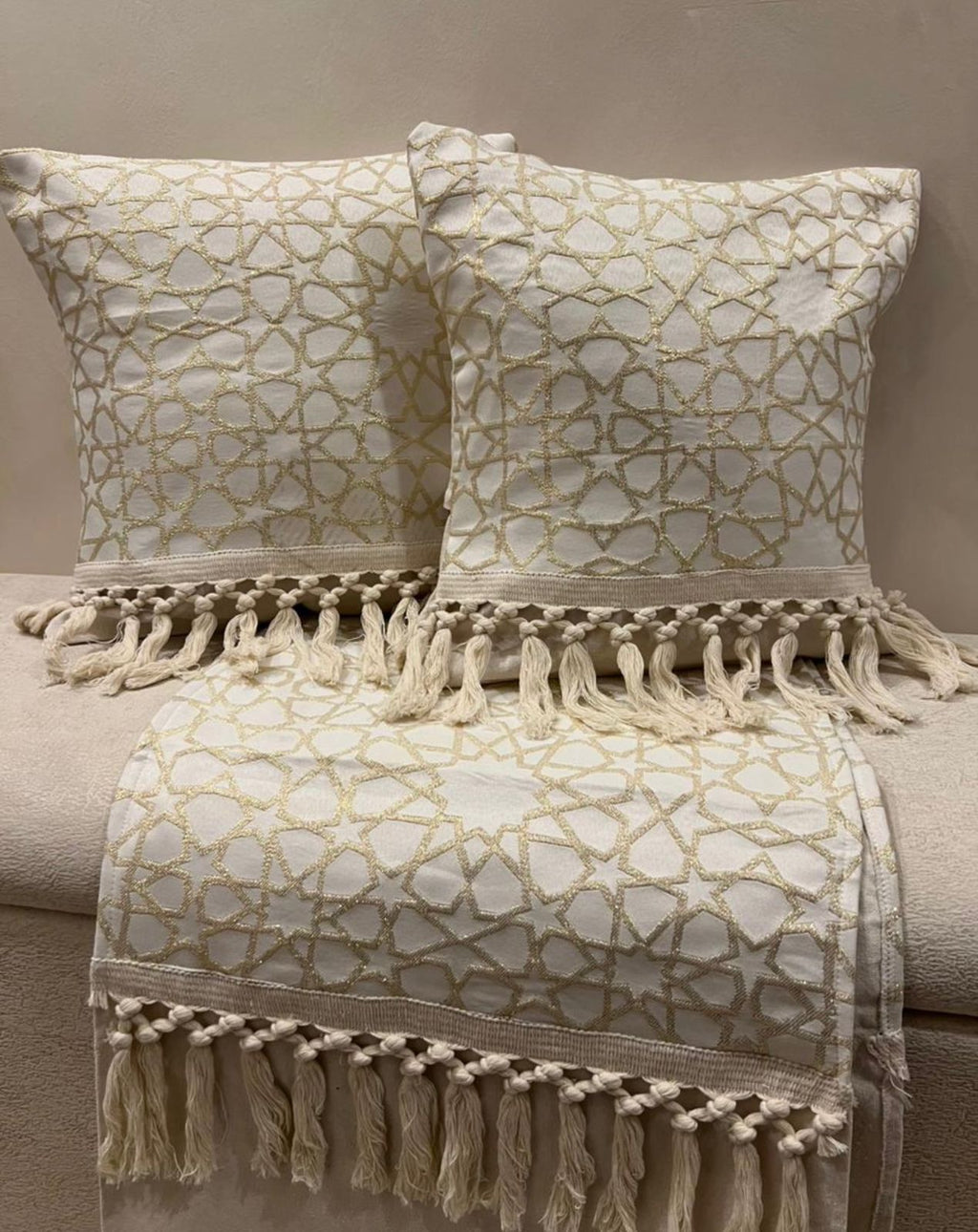 طقم رانر و٢ كفر كوشن تطريز - Embroidered runner & 2 cushion cover set