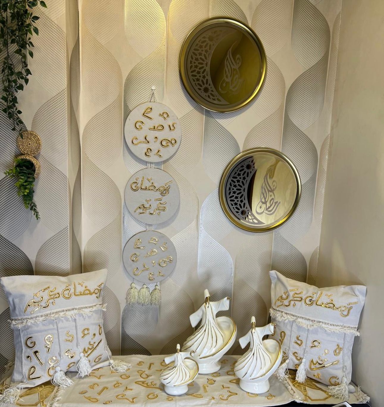 طقم رانر و٢ كفر كوشن تطريز - Embroidered runner & 2 cushion cover set