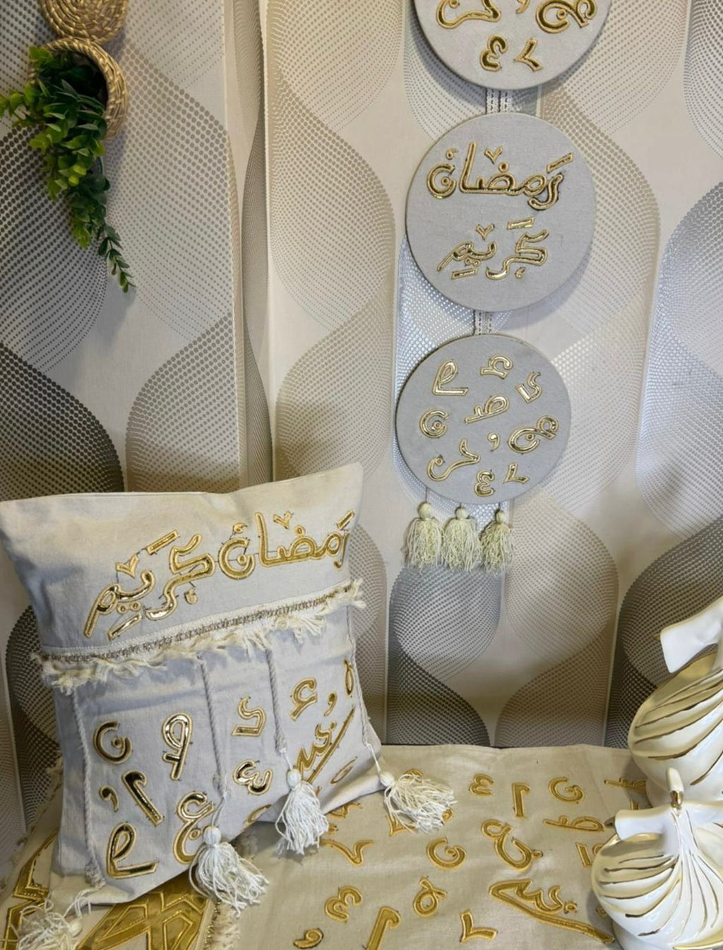 طقم رانر و٢ كفر كوشن تطريز - Embroidered runner & 2 cushion cover set