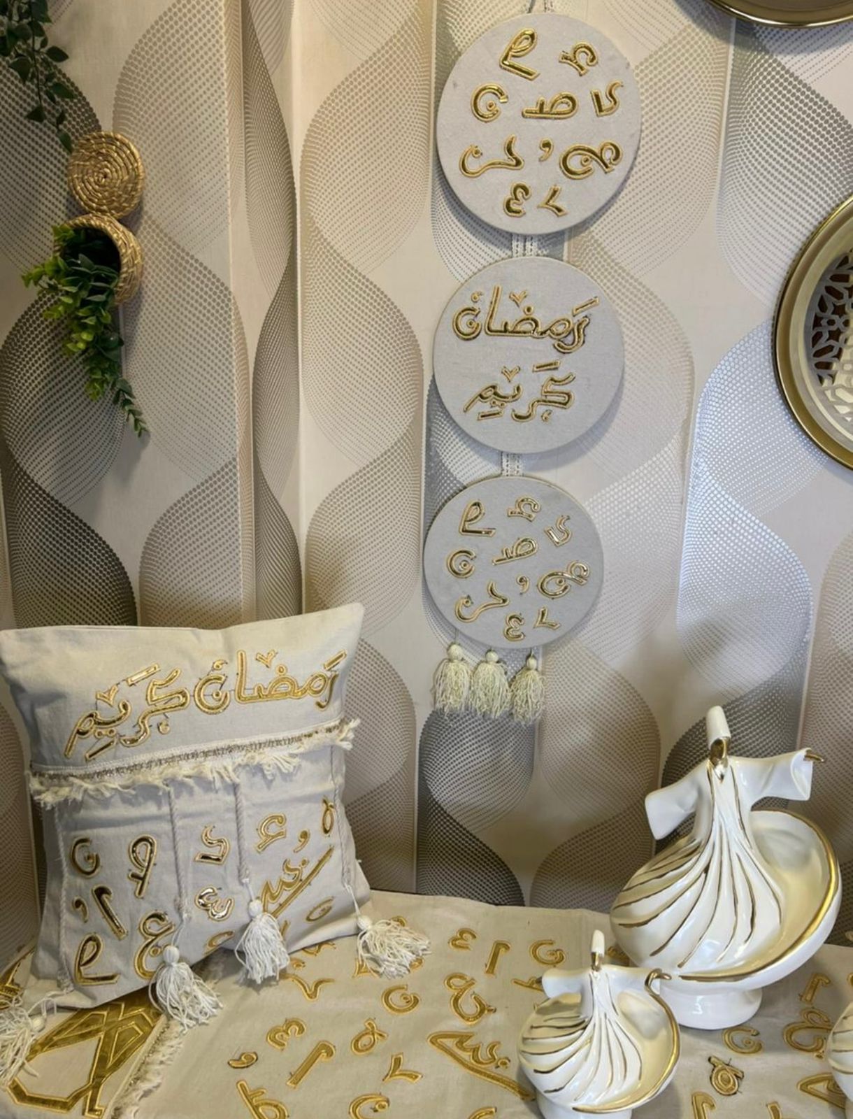 طقم رانر و٢ كفر كوشن تطريز - Embroidered runner & 2 cushion cover set