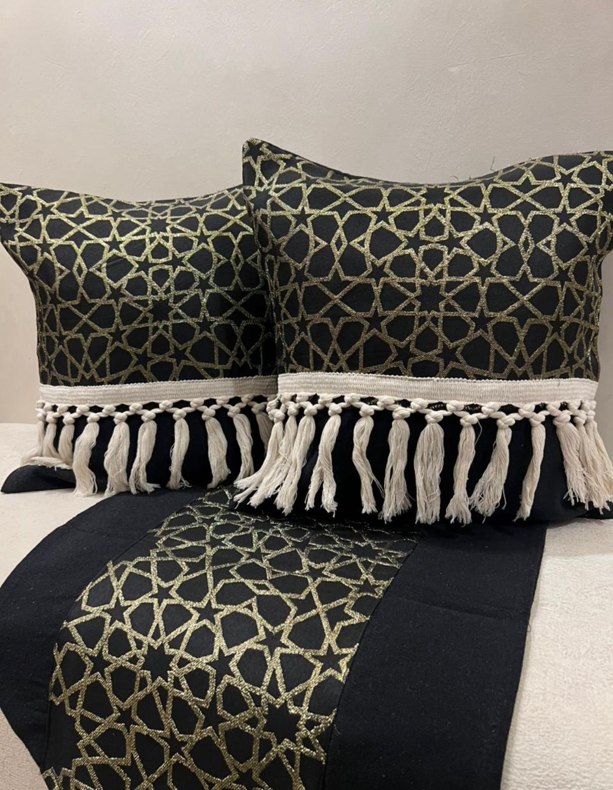 طقم رانر و٢ كفر كوشن تطريز - Embroidered runner & 2 cushion cover set