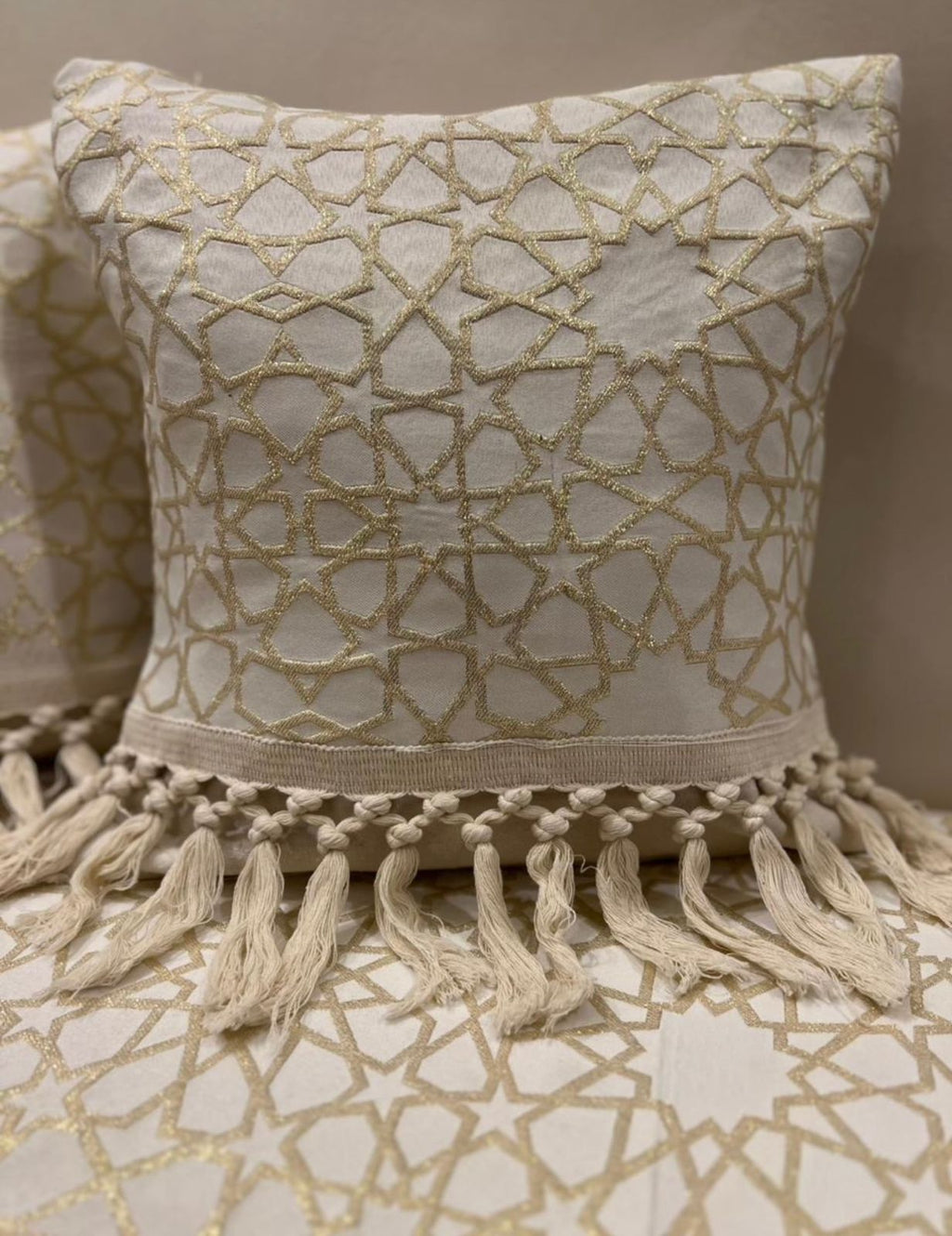 طقم رانر و٢ كفر كوشن تطريز - Embroidered runner & 2 cushion cover set