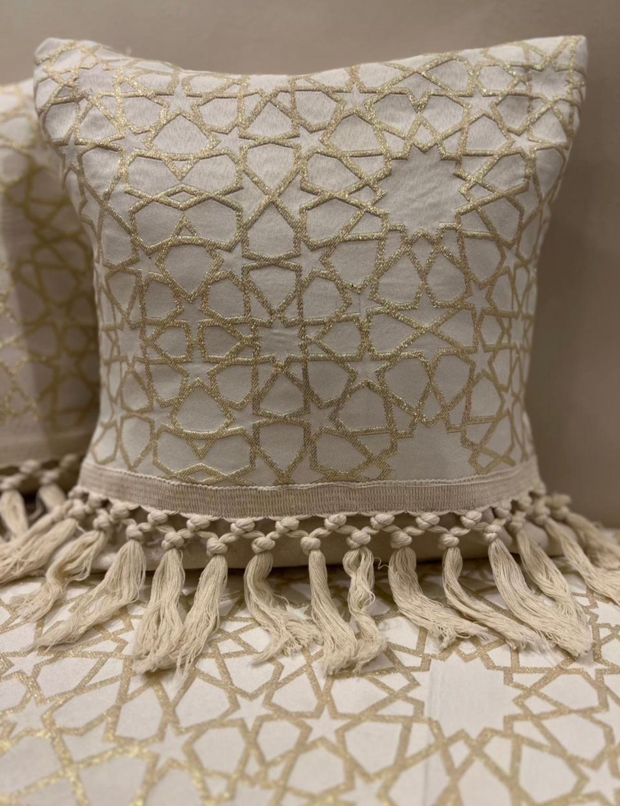 طقم رانر و٢ كفر كوشن تطريز - Embroidered runner & 2 cushion cover set