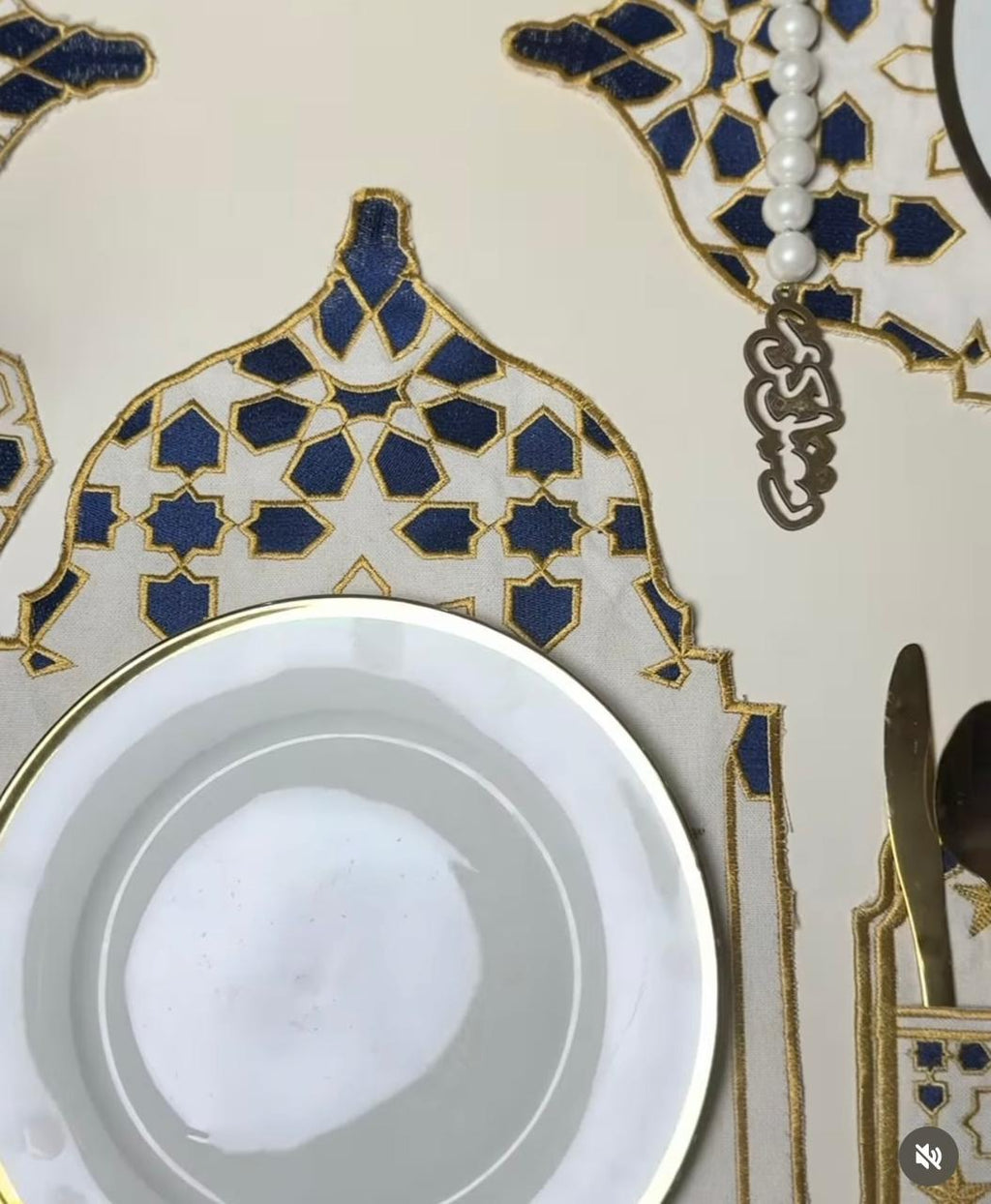 طقم سفرة مطرز بتصميم أنيق - Embroidered dining table set with an elegant design