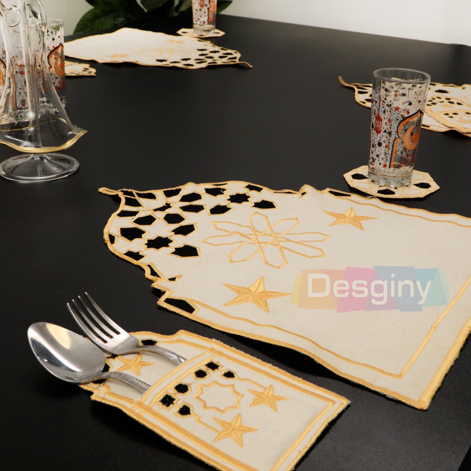 طقم سفرة مطرز بجلد مستورد بارز - Embroidered dining table set with raised imported leather